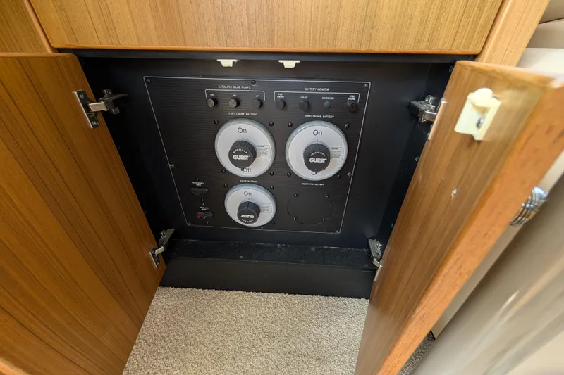 Slide: The Image of Bayliner 4087 Aft Cabin Motoryacht 2000 - 60