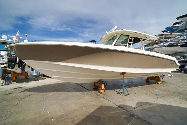 The Image of Boston Whaler 380 Outrage 2018 - 0