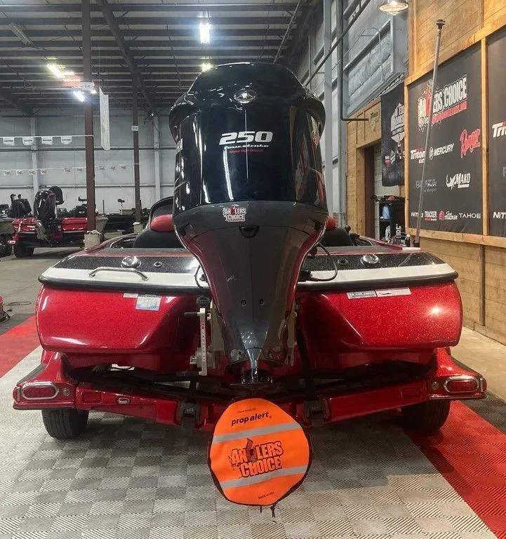 Slide: The Image of 2008 Skeeter 20 I boat with 250 horsepower engine displayed indoors. - 4