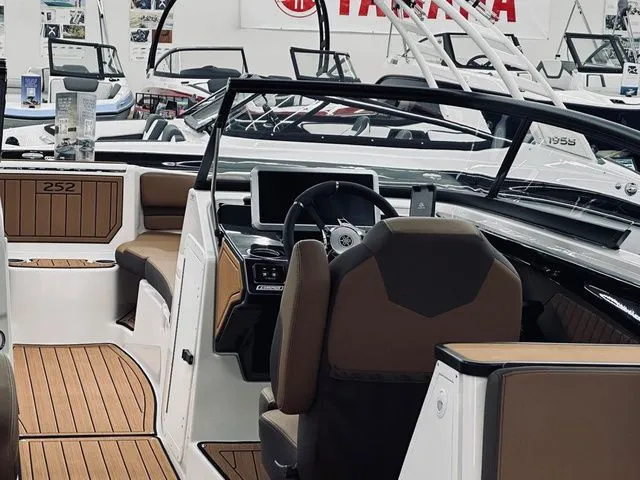 Slide: The Image of Yamaha 252SE 2025 - 6