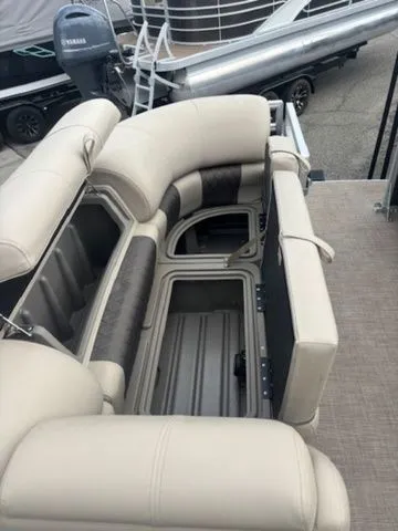 Slide: The Image of Sun Tracker Party Barge 20 DLX 2025 - 3