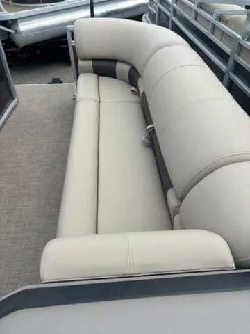Slide: The Image of Sun Tracker Party Barge 20 DLX 2025 - 6