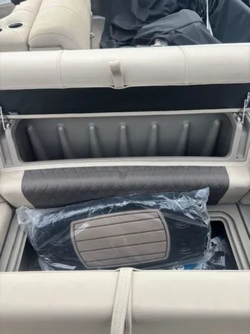 Slide: The Image of Sun Tracker Party Barge 20 DLX 2025 - 8