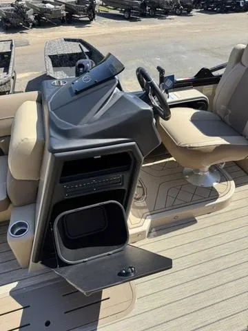 Slide: The Image of Veranda VR22RC XL 2025 - 21