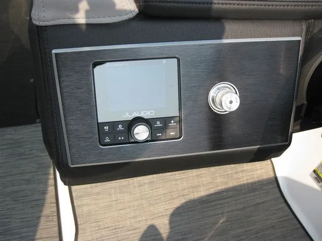 Slide: The Image of Four Winns FV H4 I/O W/350HP VOLVO PENTA ENGINE 2025 - 12