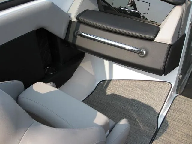 Slide: The Image of Four Winns FV H4 I/O W/350HP VOLVO PENTA ENGINE 2025 - 17