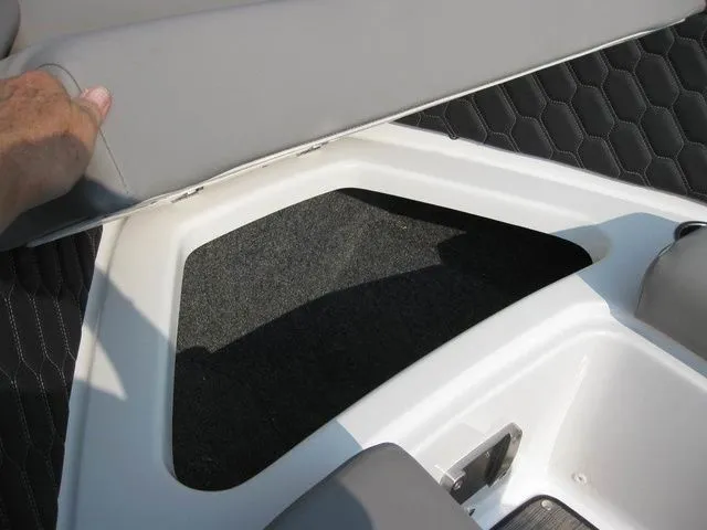 Slide: The Image of Four Winns FV H4 I/O W/350HP VOLVO PENTA ENGINE 2025 - 28