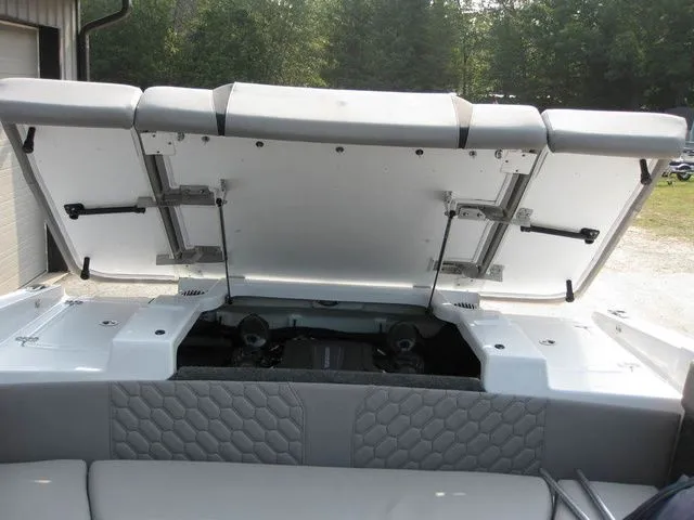 Slide: The Image of Four Winns FV H4 I/O W/350HP VOLVO PENTA ENGINE 2025 - 29