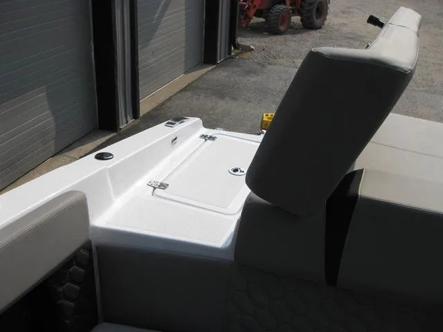 Slide: The Image of Four Winns FV H4 I/O W/350HP VOLVO PENTA ENGINE 2025 - 33