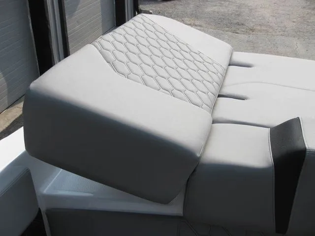 Slide: The Image of Four Winns FV H4 I/O W/350HP VOLVO PENTA ENGINE 2025 - 34