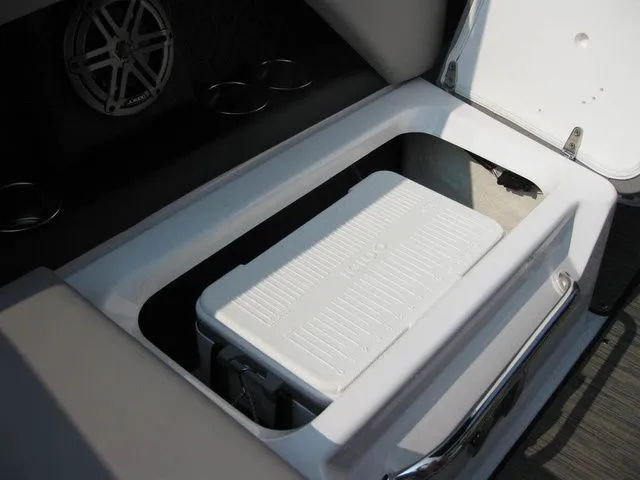 Slide: The Image of Four Winns FV H4 I/O W/350HP VOLVO PENTA ENGINE 2025 - 42