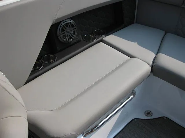 Slide: The Image of Four Winns FV H4 I/O W/350HP VOLVO PENTA ENGINE 2025 - 43