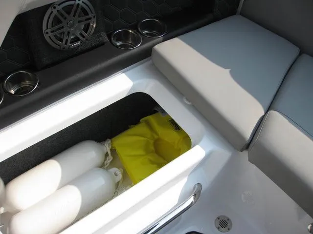 Slide: The Image of Four Winns FV H4 I/O W/350HP VOLVO PENTA ENGINE 2025 - 44