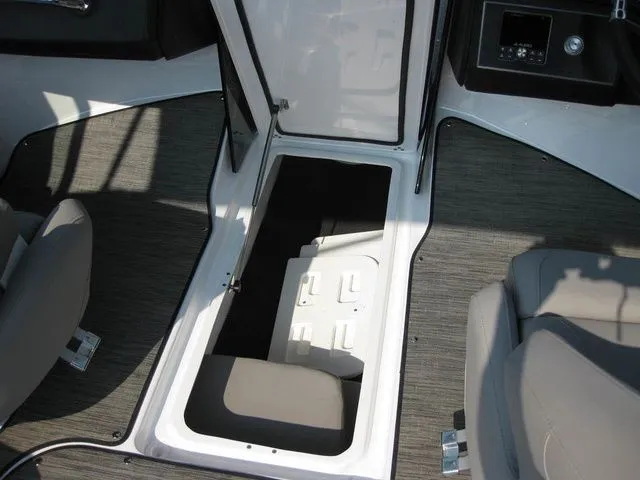 Slide: The Image of Four Winns FV H4 I/O W/350HP VOLVO PENTA ENGINE 2025 - 48