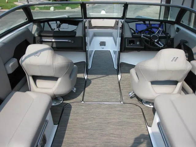 Slide: The Image of Four Winns FV H4 I/O W/350HP VOLVO PENTA ENGINE 2025 - 6