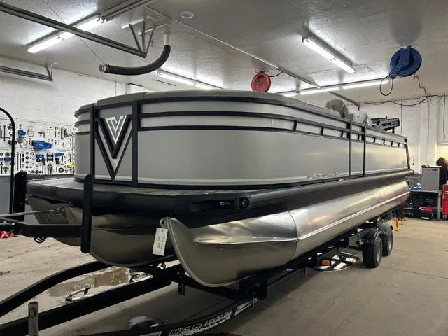 The Image of Viaggio X22Q W/ MERCURY 200HP OUTBOARD MOTOR 2025 - 1
