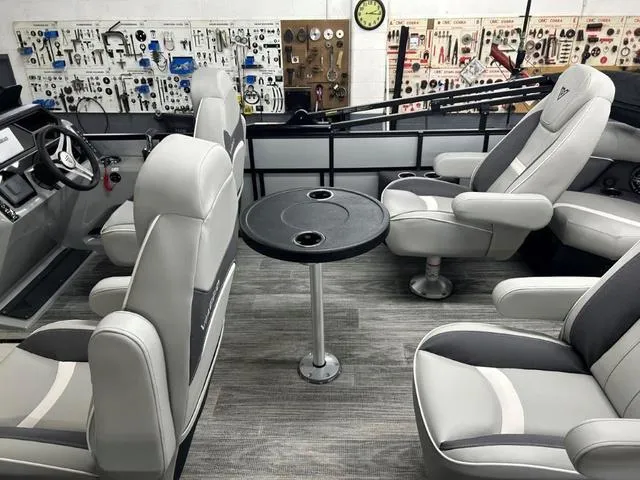 Slide: The Image of Viaggio X22Q W/ MERCURY 200HP OUTBOARD MOTOR 2025 - 10