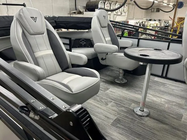 Slide: The Image of Viaggio X22Q W/ MERCURY 200HP OUTBOARD MOTOR 2025 - 11