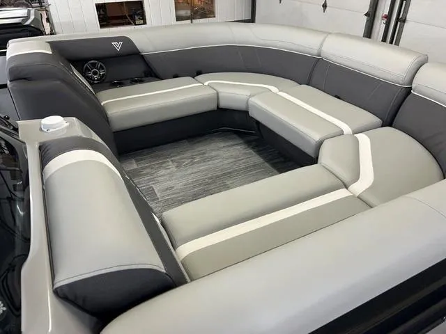 Slide: The Image of Viaggio X22Q W/ MERCURY 200HP OUTBOARD MOTOR 2025 - 12