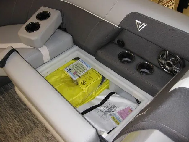 Slide: The Image of Viaggio X22Q W/ MERCURY 200HP OUTBOARD MOTOR 2025 - 14