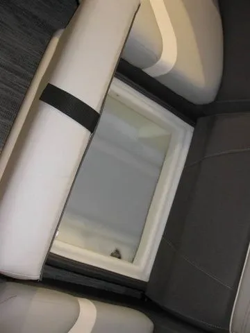 Slide: The Image of Viaggio X22Q W/ MERCURY 200HP OUTBOARD MOTOR 2025 - 16