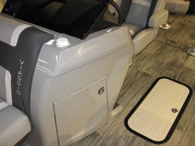 Slide: The Image of Viaggio X22Q W/ MERCURY 200HP OUTBOARD MOTOR 2025 - 18