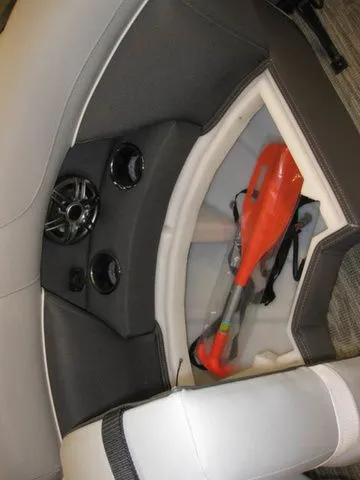 Slide: The Image of Viaggio X22Q W/ MERCURY 200HP OUTBOARD MOTOR 2025 - 23