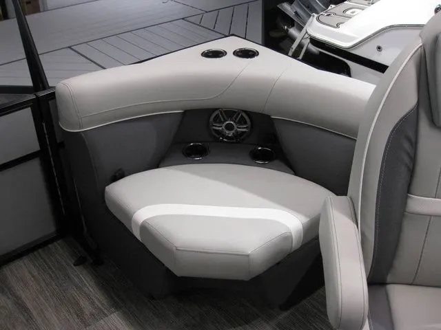 Slide: The Image of Viaggio X22Q W/ MERCURY 200HP OUTBOARD MOTOR 2025 - 24