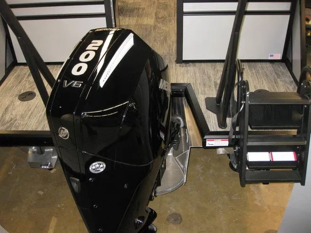 Slide: The Image of Viaggio X22Q W/ MERCURY 200HP OUTBOARD MOTOR 2025 - 27