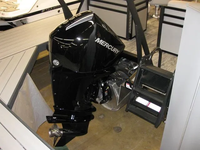 Slide: The Image of Viaggio X22Q W/ MERCURY 200HP OUTBOARD MOTOR 2025 - 28