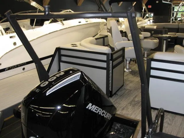 Slide: The Image of Viaggio X22Q W/ MERCURY 200HP OUTBOARD MOTOR 2025 - 29