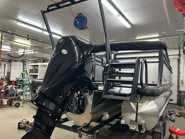 Slide: The Image of Viaggio X22Q W/ MERCURY 200HP OUTBOARD MOTOR 2025 - 4