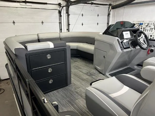 Slide: The Image of Viaggio X22Q W/ MERCURY 200HP OUTBOARD MOTOR 2025 - 6