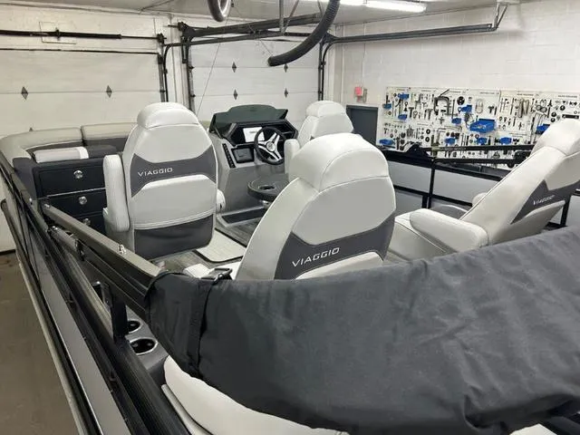 Slide: The Image of Viaggio X22Q W/ MERCURY 200HP OUTBOARD MOTOR 2025 - 7