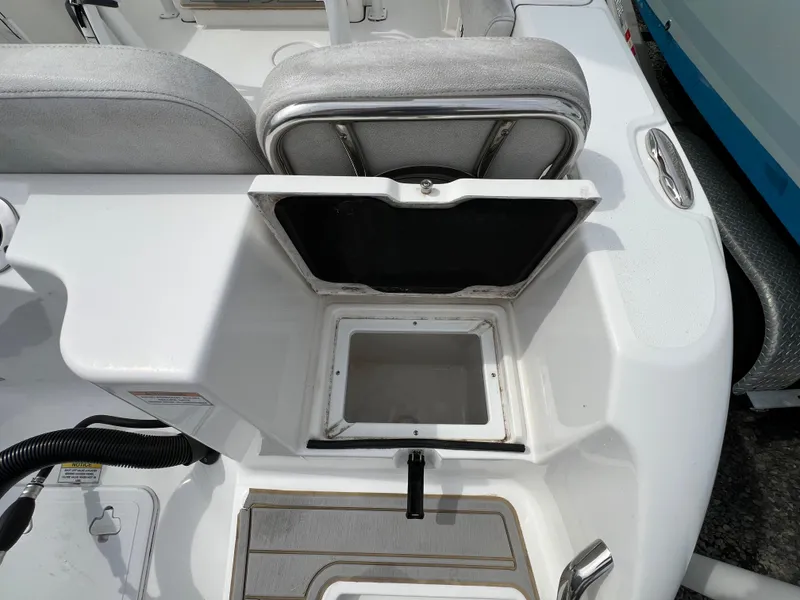 Slide: The Image of Sea Fox 228 Commander 2021 - 31