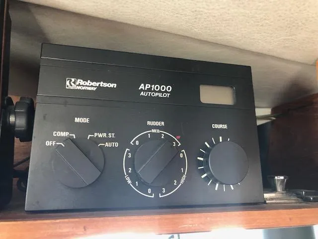 Slide: The Image of Robertson AP1000 autopilot system on 1988 Bayliner 3818 Motoryacht dashboard. - 24