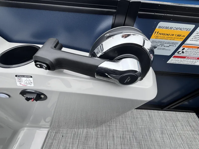 Slide: The Image of Viaggio Lago V22U w/Mercury 150HP - 4-Stroke Engine 2025 - 17