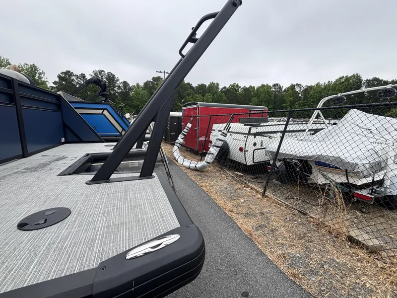 Slide: The Image of Viaggio Lago V22U w/Mercury 150HP - 4-Stroke Engine 2025 - 23