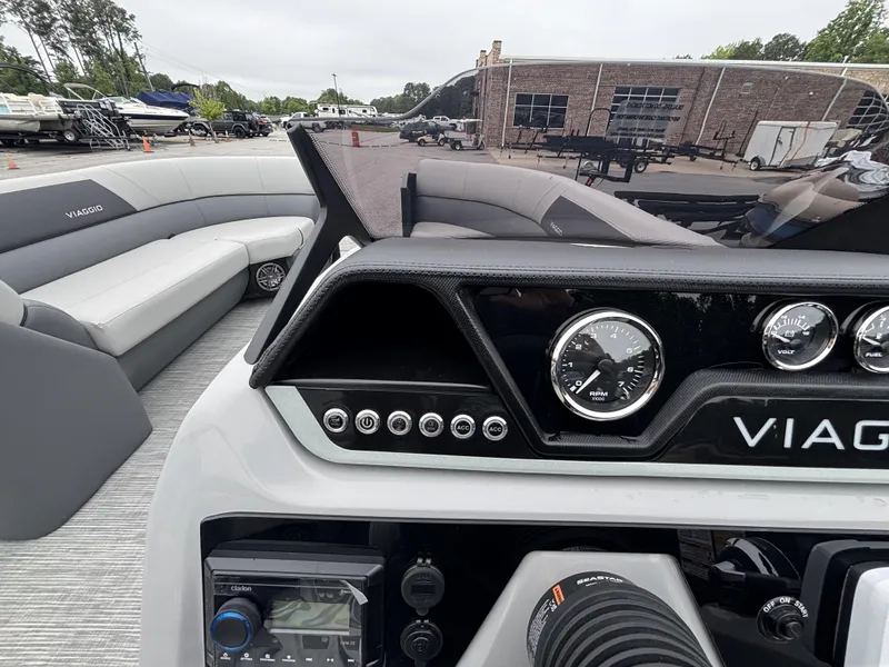 Slide: The Image of Viaggio Lago V22U w/Mercury 150HP - 4-Stroke Engine 2025 - 37