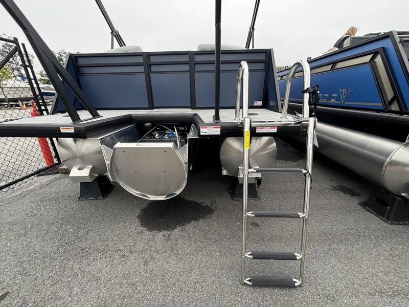 Slide: The Image of Viaggio Lago V22U w/Mercury 150HP - 4-Stroke Engine 2025 - 44