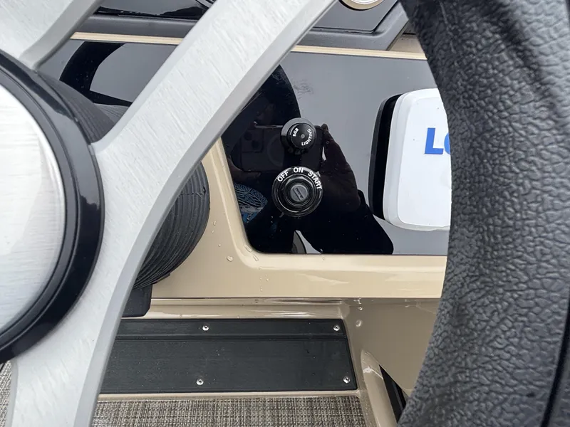 Slide: The Image of Viaggio Lago X22S w/Honda 200HP - 4-Stroke Engine 2025 - 12