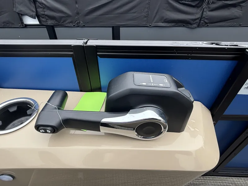 Slide: The Image of Viaggio Lago X22S w/Honda 200HP - 4-Stroke Engine 2025 - 15