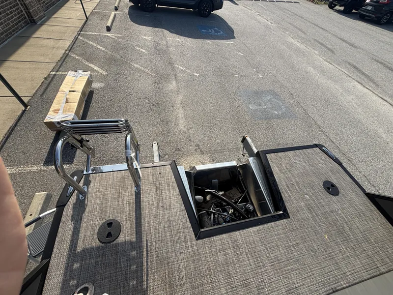 Slide: The Image of Viaggio Lago X20C w/Honda150HP - 4-Stroke Engine 2025 - 41