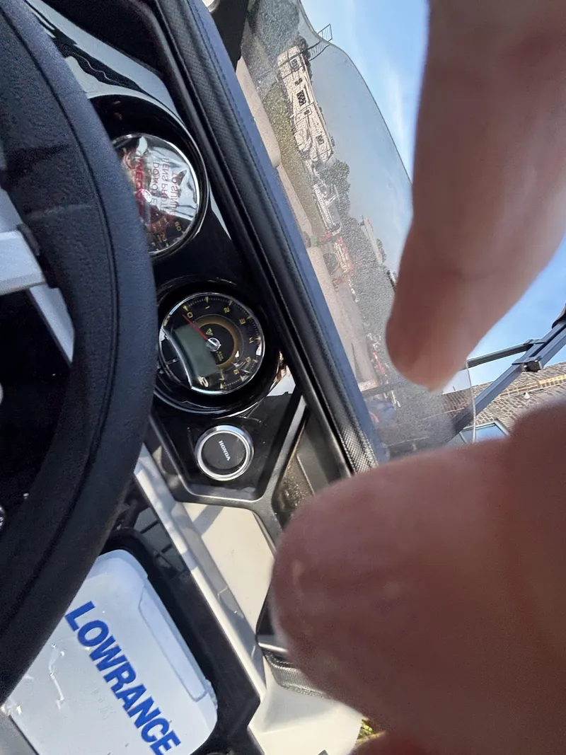 Slide: The Image of Viaggio Lago X20C w/Honda150HP - 4-Stroke Engine 2025 - 9