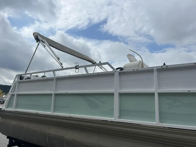 Slide: The Image of JC 266 i/o Classic w/ MerCrusier 5.0L - 240HP Engine and TN Trailer 2000 - 12