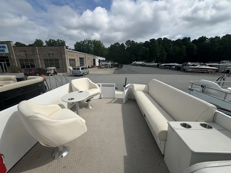 Slide: The Image of JC 266 i/o Classic w/ MerCrusier 5.0L - 240HP Engine and TN Trailer 2000 - 9