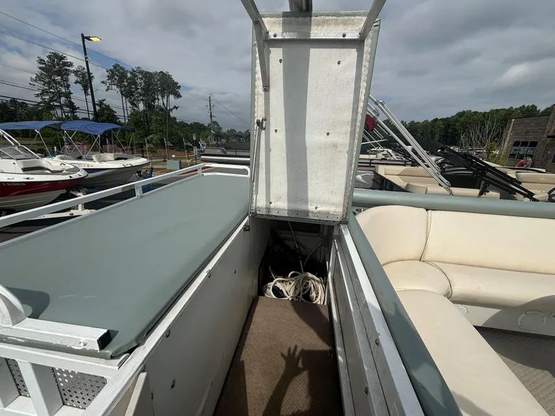 Slide: The Image of JC Manufacturing 266 i/o Classic w/ MerCrusier 5.0L - 240HP Engine and TN Trailer 2000 - 27