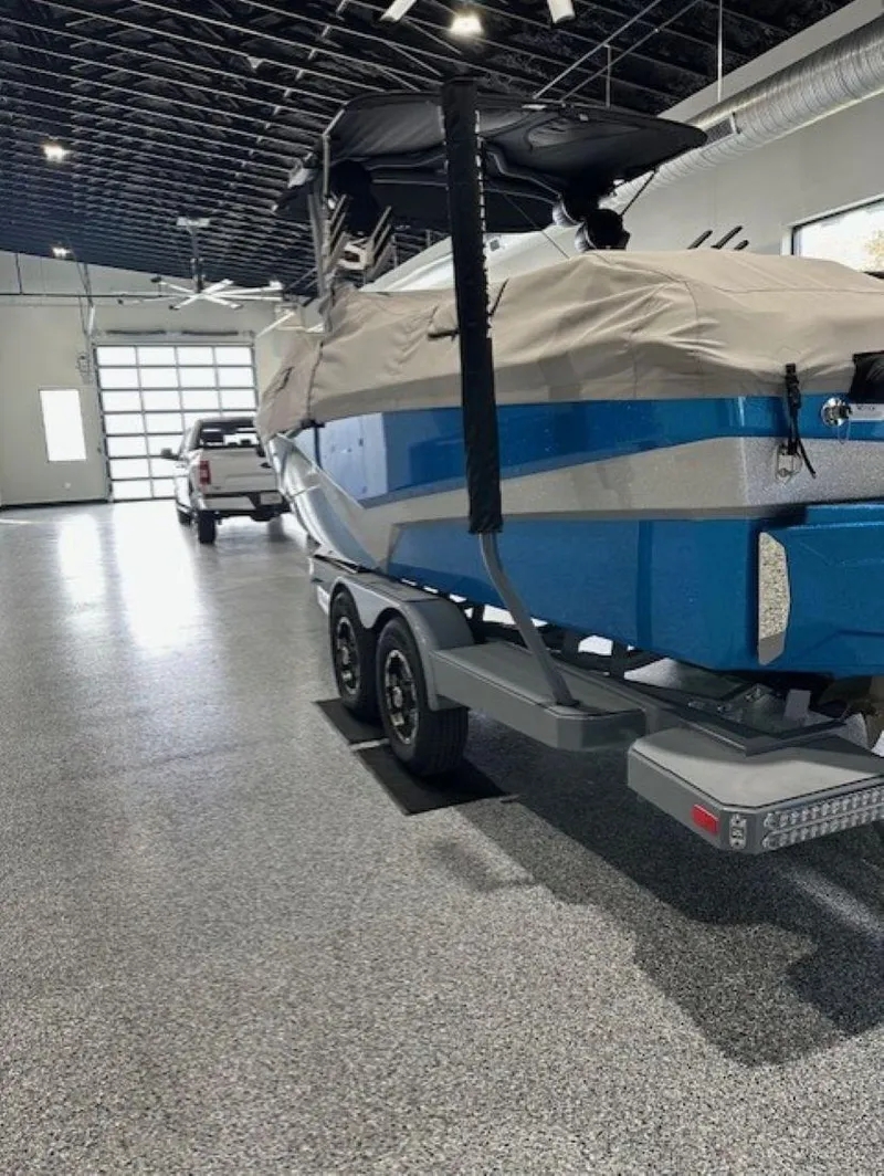 Slide: The Image of Malibu Wakesetter 25 LSV 2022 - 50
