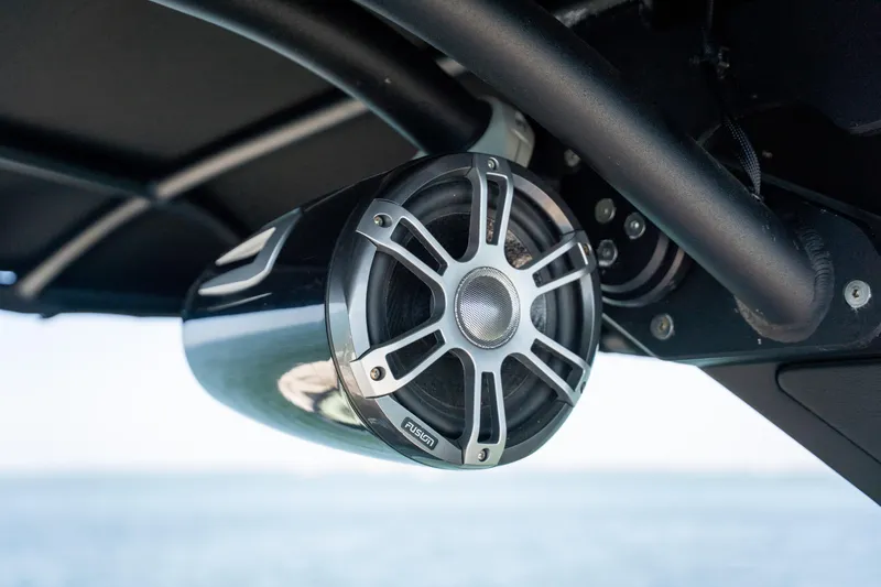 Slide: The Image of Sea Ray SLX 260 Outboard 2023 - 100