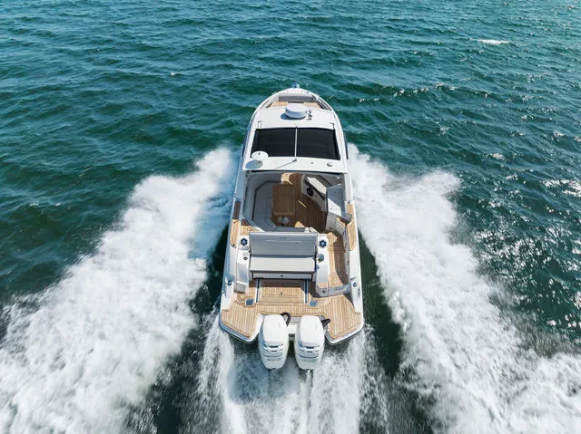 Slide: The Image of Sea Ray SLX 260 Outboard 2023 - 125